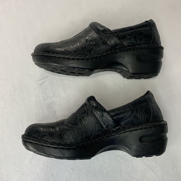 b o c Peggy Comfort Clogs Mules Slip-On Black Faux Leather Embossed Size 7.5 - Picture 9 of 15